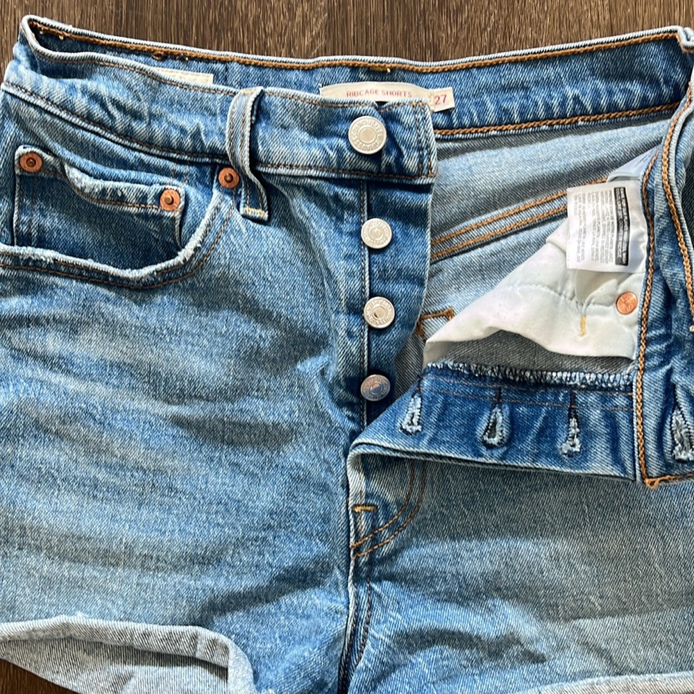 Levi’s Ribcage Shorts - Picture 3 of 3